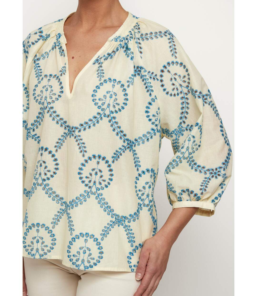 Blouse ample broderies ajourées manches 3/4-4