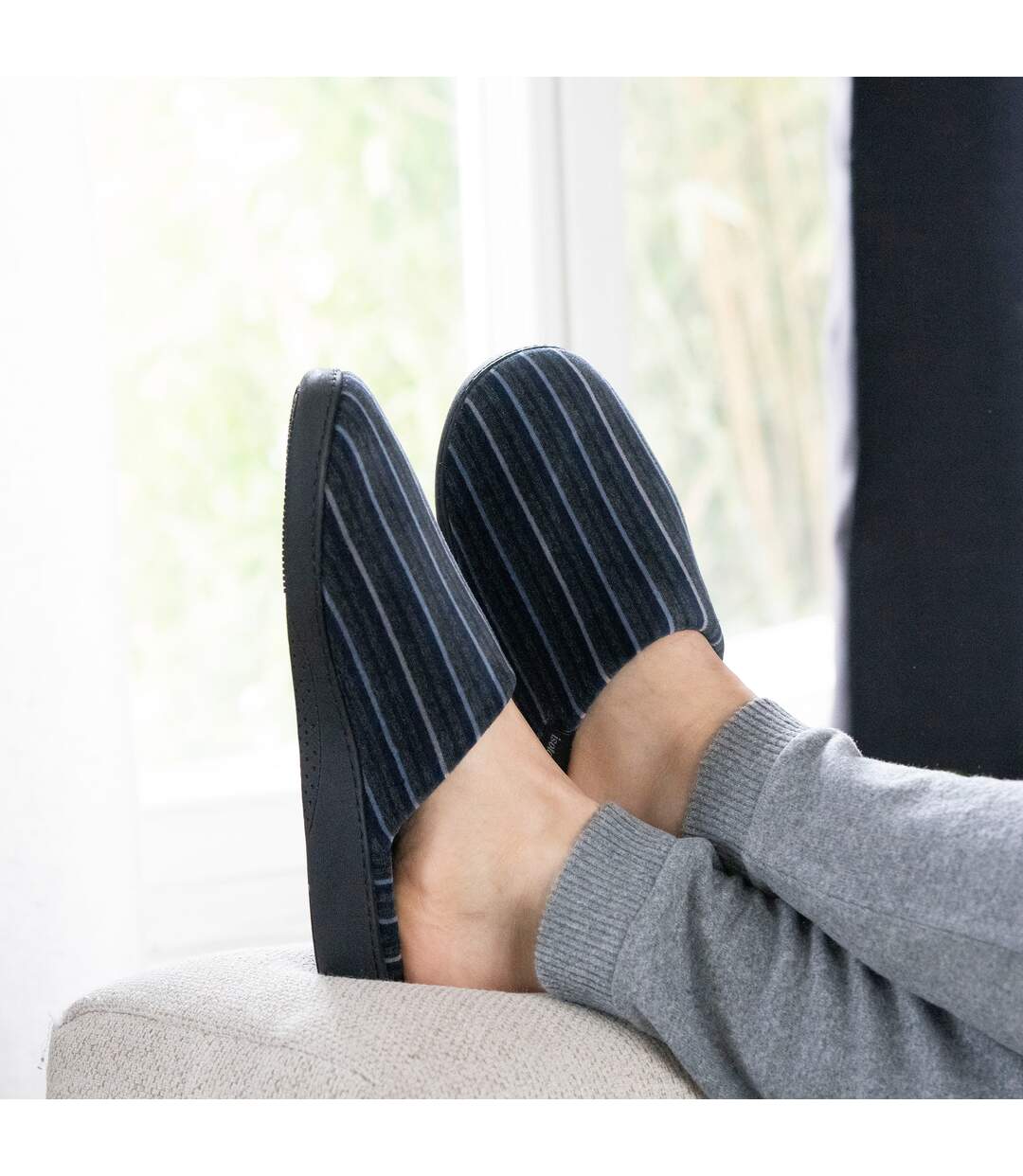 Isotoner Chaussons Mules homme ultra confortables, semelle à mémoire de forme et soutient de la voûte plantaire-2