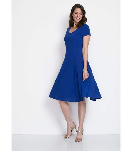 Robe courte galbée évasée