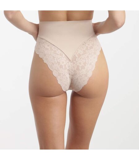 String galbant taille haute avec dentelle