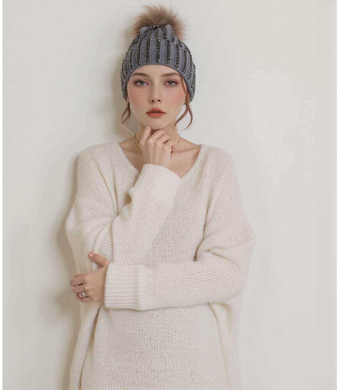 Bonnet Fashion Chic Femme avec Pompon en Fourrure et Strass - 100% Acrylique - Couleur Gris-3