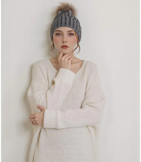 Bonnet Fashion Chic Femme avec Pompon en Fourrure et Strass - 100% Acrylique - Couleur Gris