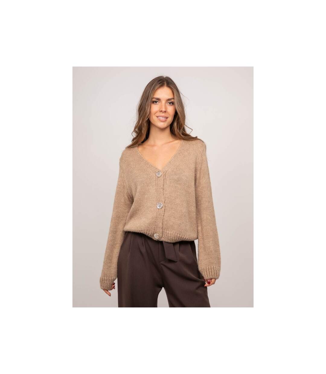 Gilet en maille douce col V et boutons bijoux KEVALA - Dona X Lisa-1