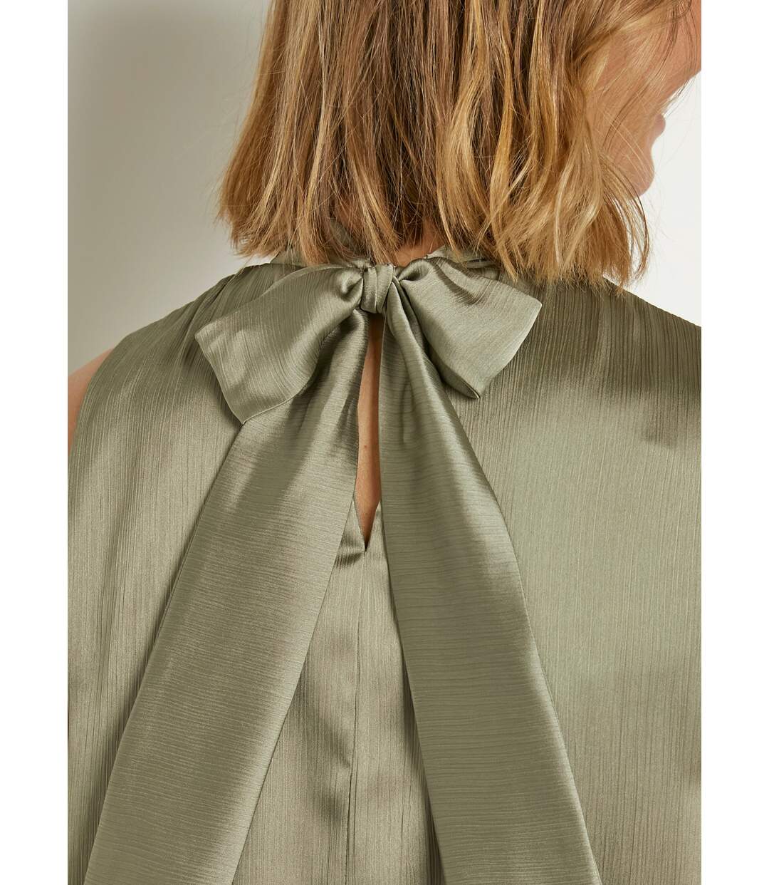 Robe satinée sans manches forme boule-3