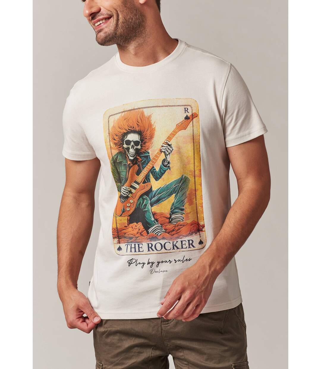 tshirt col rond avec imprimé carte avec rockeur et tête de mort CARD