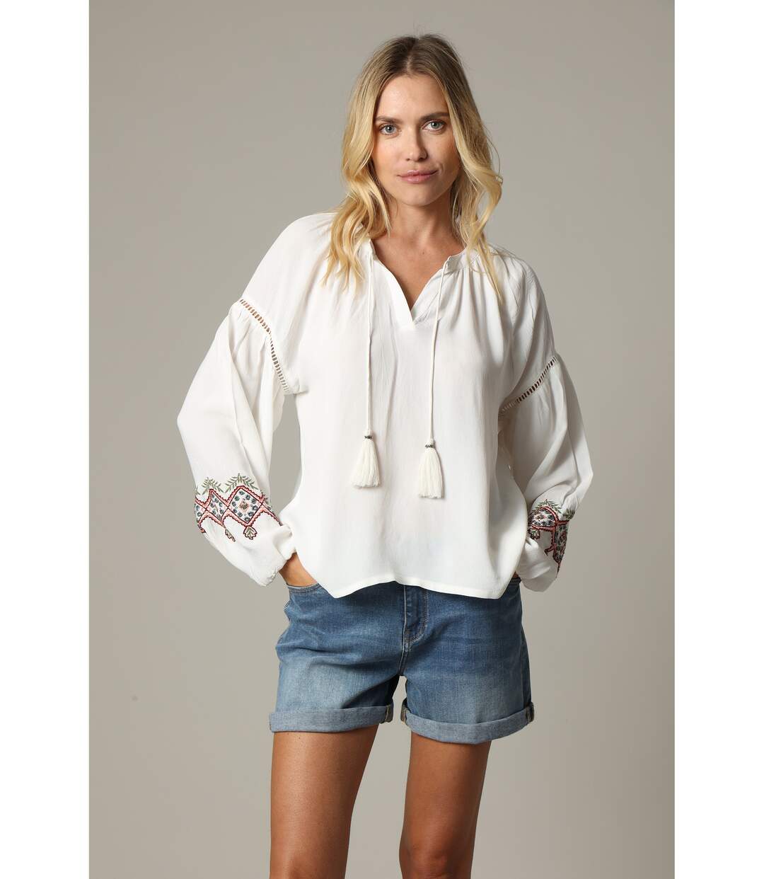 Blouse ample avec tissu gaufré, manches bouffantes et application brodée AMRIT-5
