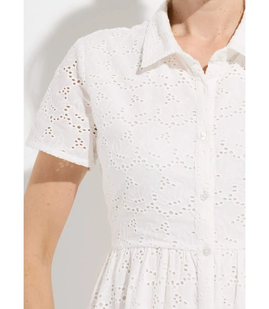 Robe-chemisier courte en broderie anglaise-3