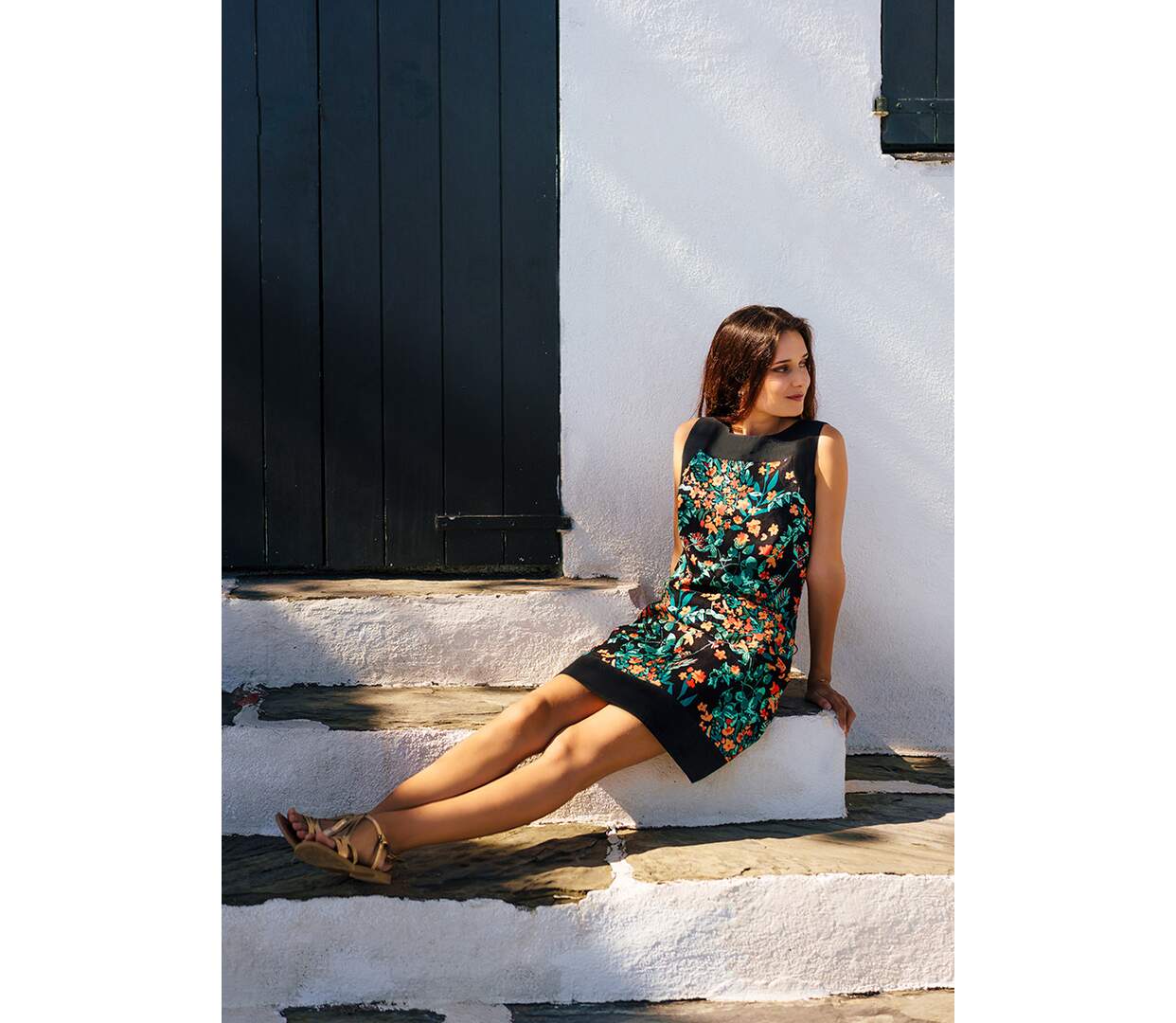 Robe courte cintrée en coton TATIANA imprimé noir et fleuri Coton Du Monde-4