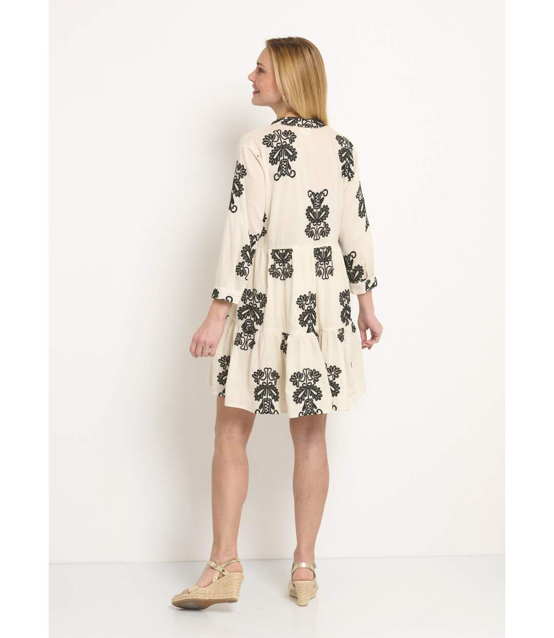 Robe cache-coeur courte brodée à volants-2